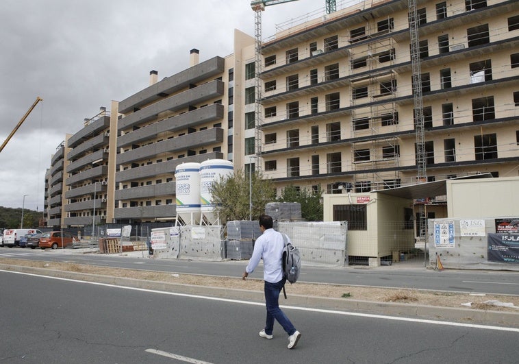 Los vecinos del Junquillo reclaman un aparcamiento en superficie y los de Cáceres el Viejo quieren más limpieza