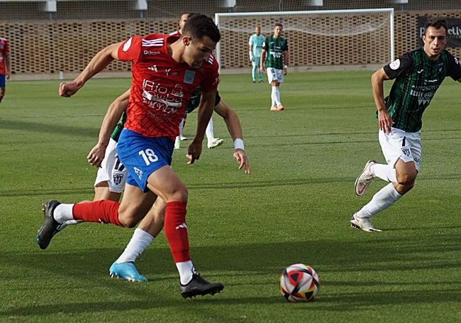Javi Areso intenta marcharse de un defensor el curso pasado en Tarazona.