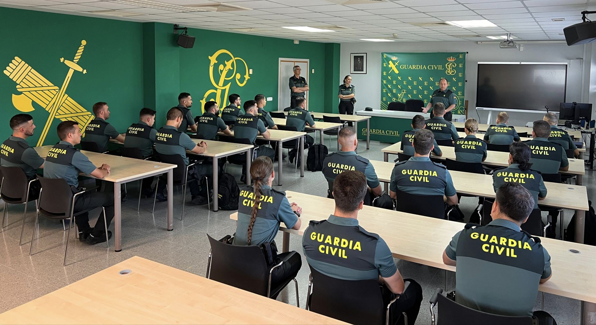 Llegada de los alumnos a la sede de la Comandancia de la Guardia Civil de Cáceres.
