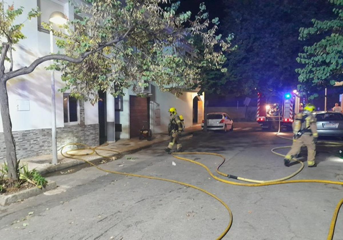 Los bomberos sofocan un incendio en una vivienda en Cáceres