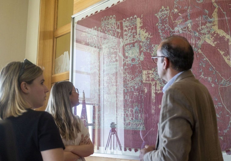El pendón de San Jorge sale del despacho de alcaldía y podrá ser contemplado en el Museo de Cáceres por primera vez