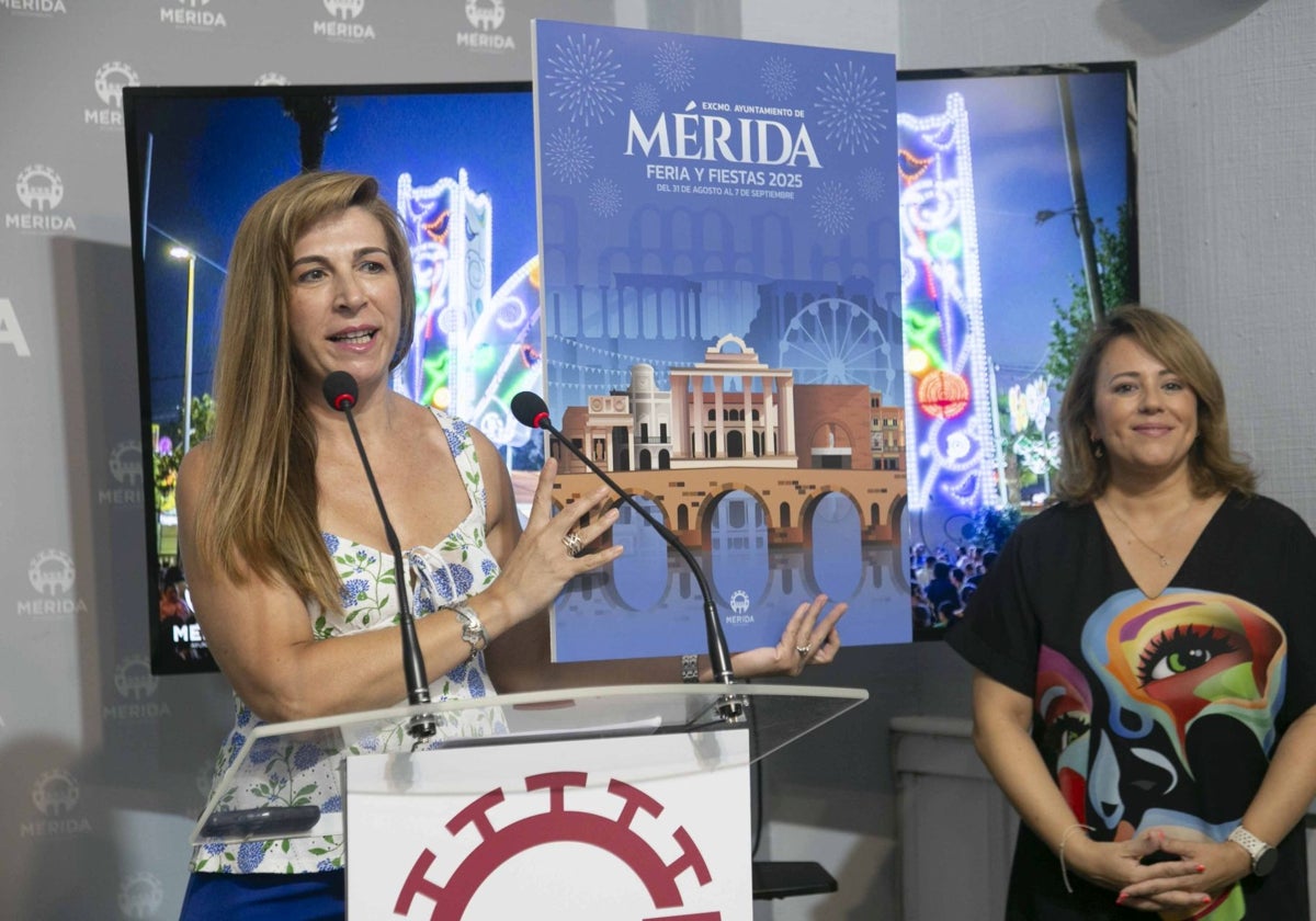 La presidenta del jurado, Rosario Maestre, muestra el cartel elegido.