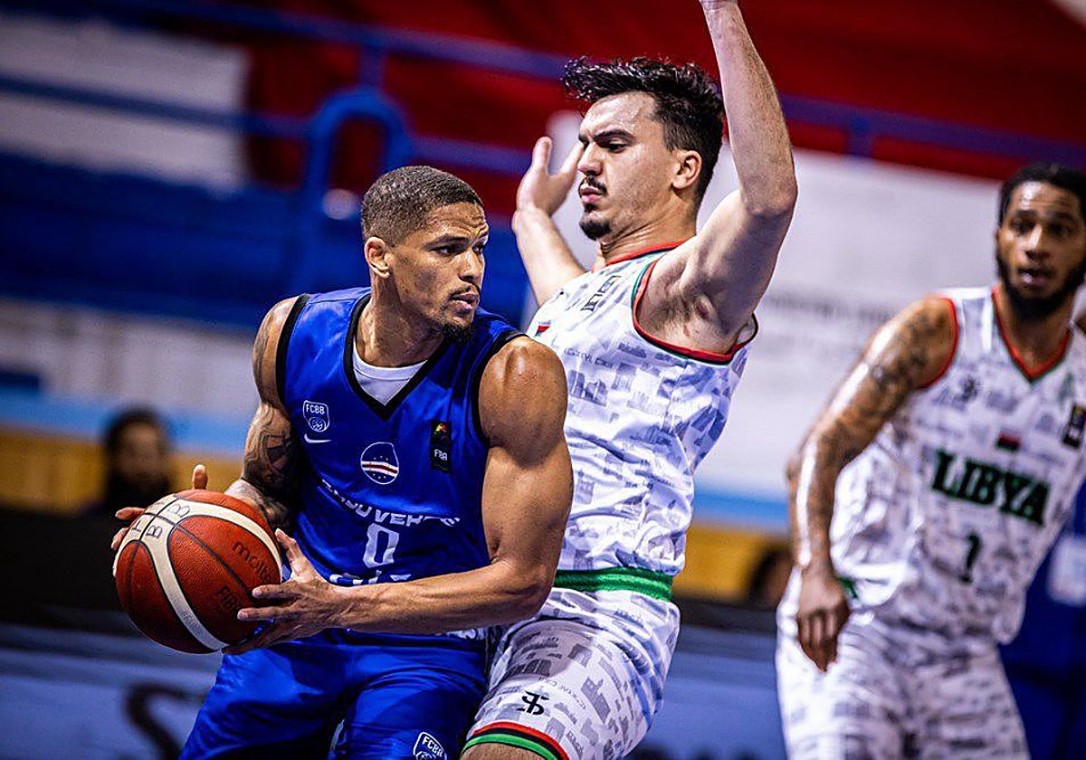 Patrick Mendes con la selección de Cabo Verde ante Libia en los clasificatorios para el Afrobasket 2025.