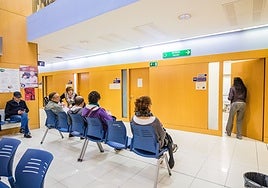 Personas esperan en un centro de salud de la región.