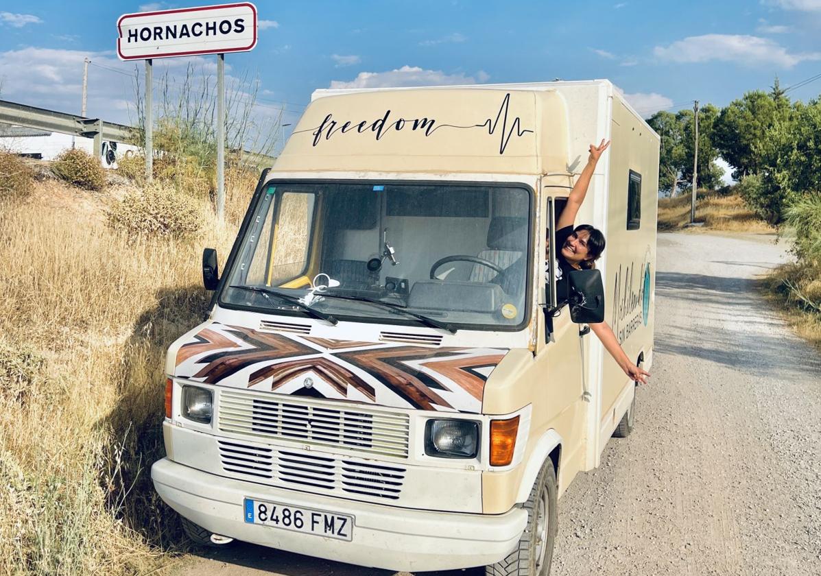 Cristina, de 39 años, con su furgoneta en Hornachos, su pueblo.