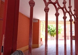 Acceso de entrada a la finca en donde se encontraba el piso en el que se ejercía la prostitución.