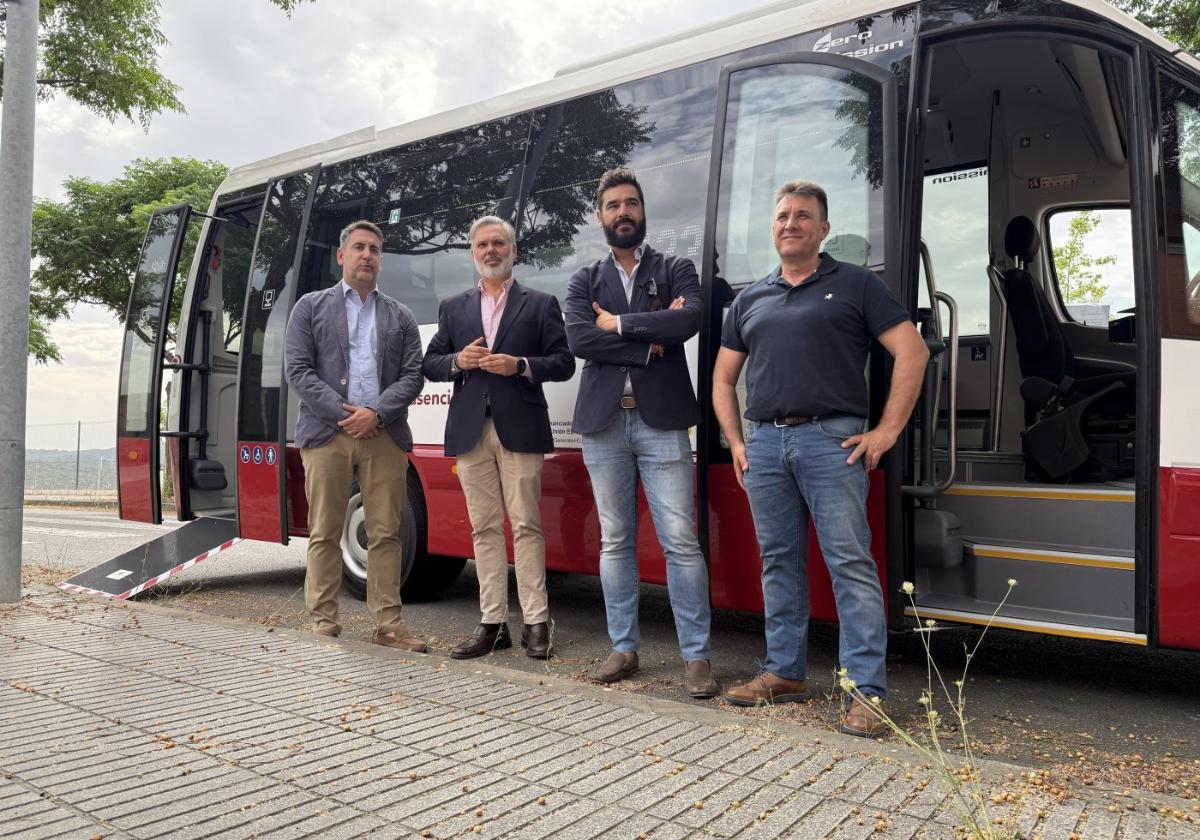El equipo de gobierno presentó los dos nuevos autobuses eléctricos hace tres semanas.