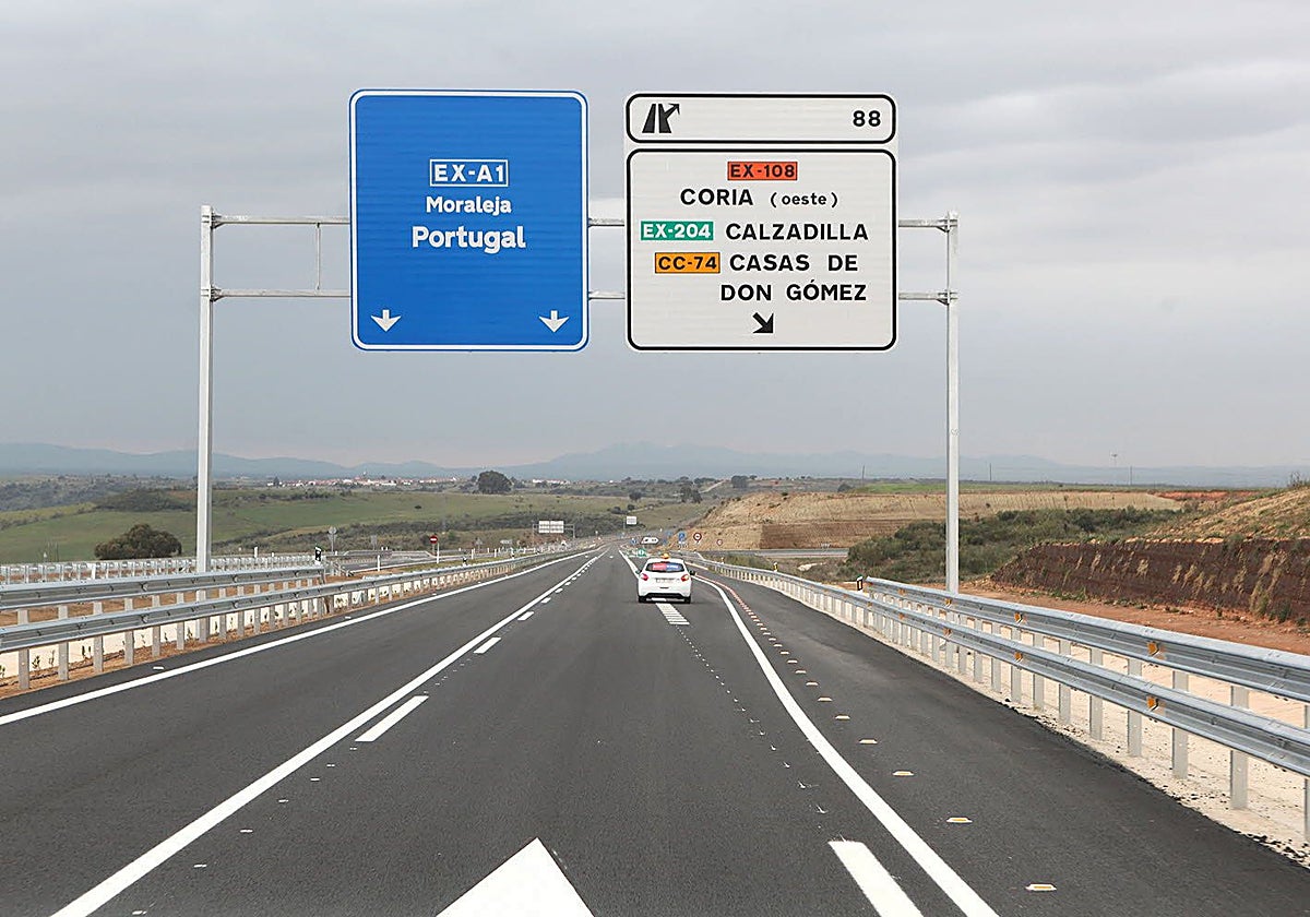Autovía autonómica EX-A1, que actualmente llega a Moraleja y que se prolongará hasta Portugal.