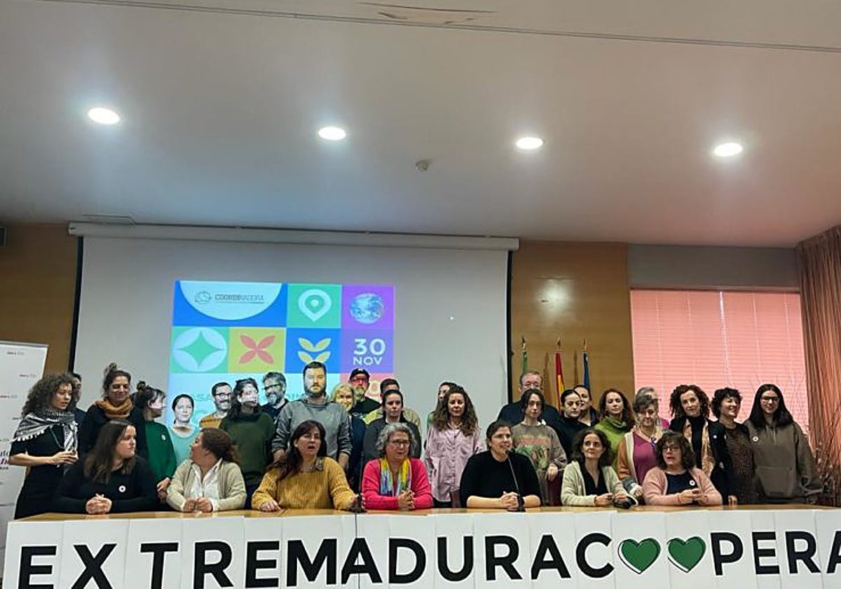 Protesta de la coordinadora extremeña de ONG para el desarrollo tras los recortes aprobados en las cuentas autonómicas de 2024.