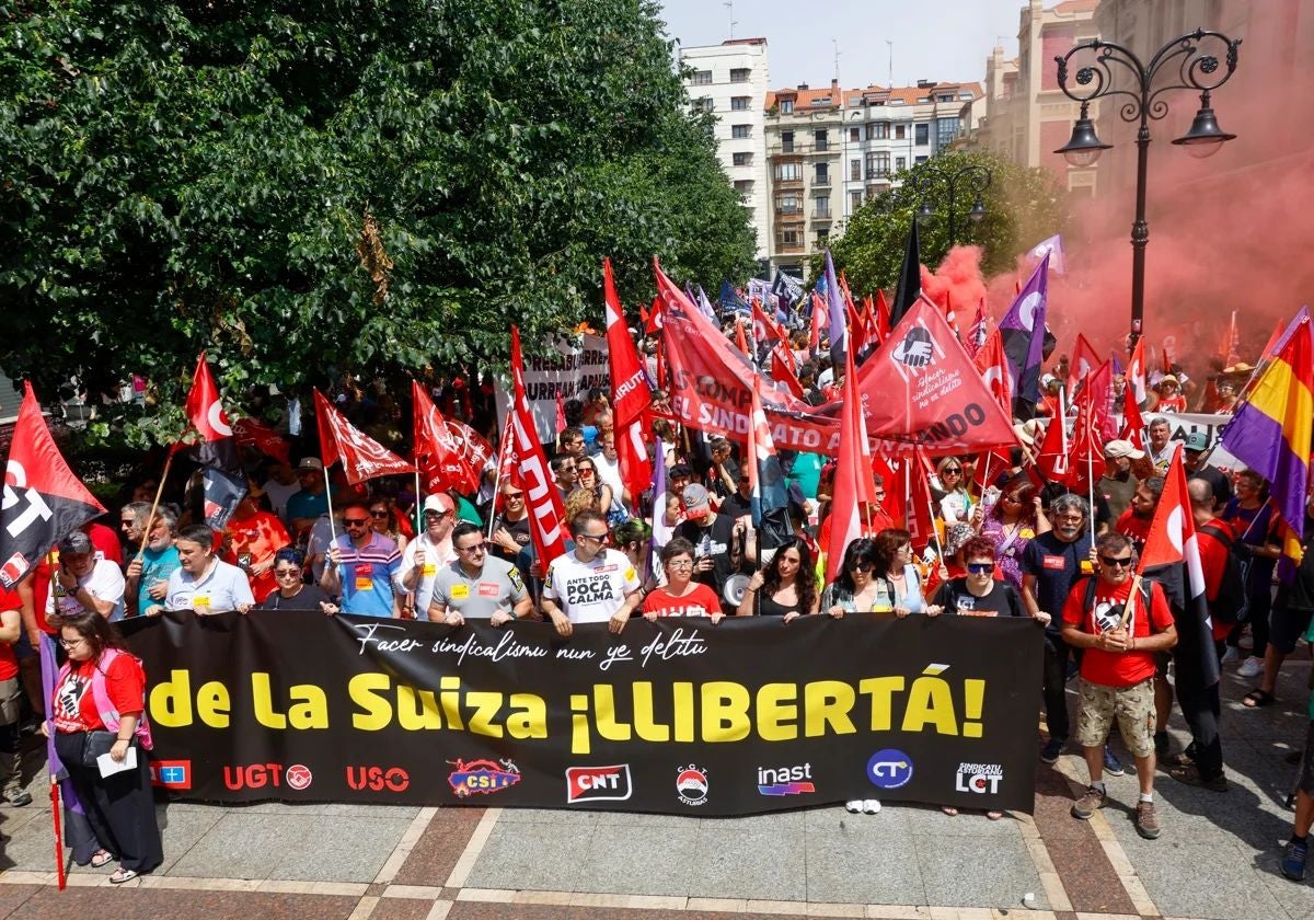 Manifestación de apoyo a 'Las seis de la Suiza' en Gijón.