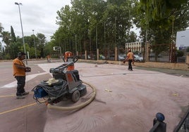 Trabajos de mejora en las pistas deportivas del Espíritu Santo-Llopis Ivorra de la capital cacereña.