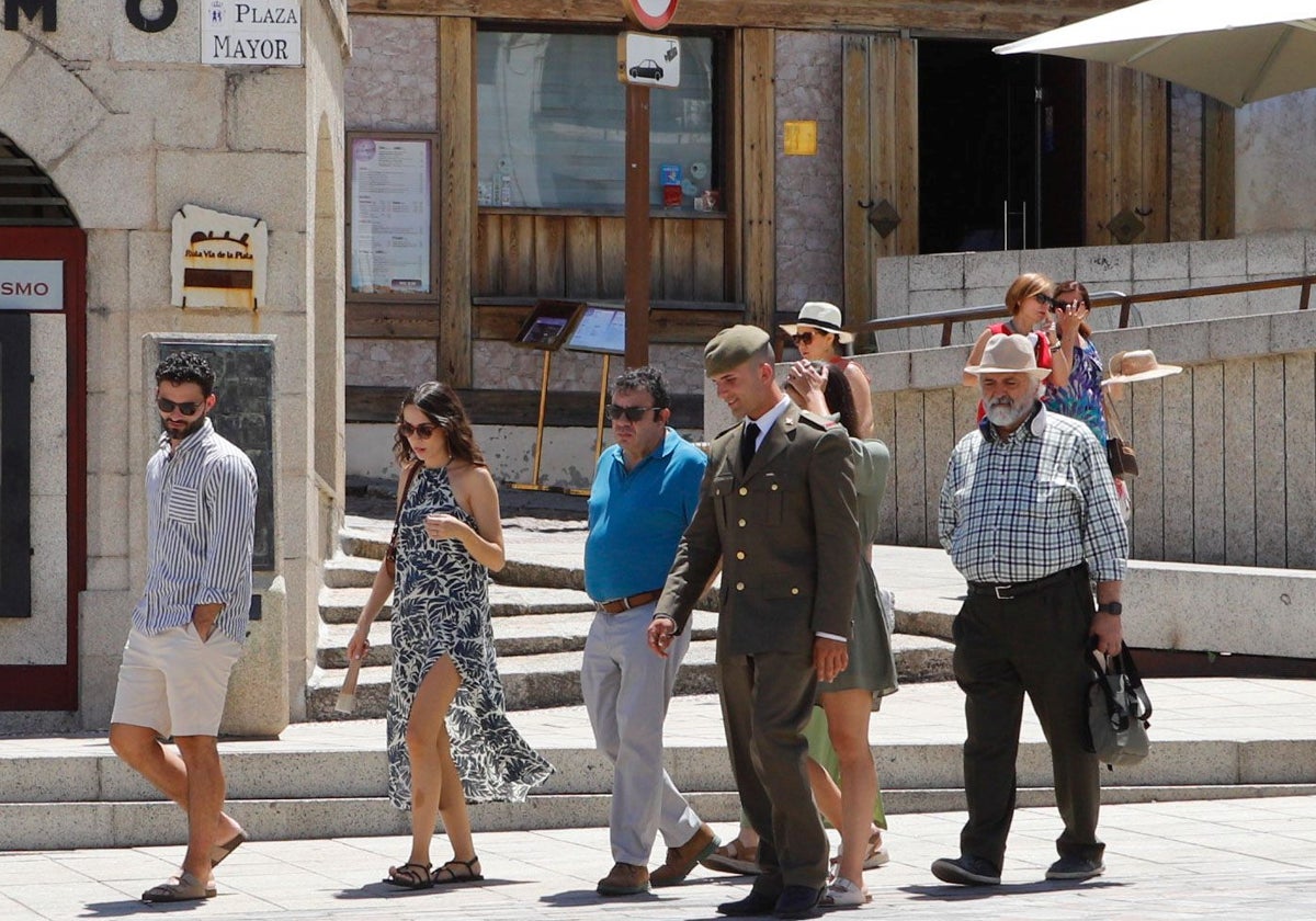 Un soldado del Cefot pasea junto a su familia por la Plaza Mayor de Cáceres tras la jura de bandera de julio de 2024. La escena se repetirá este sábado.