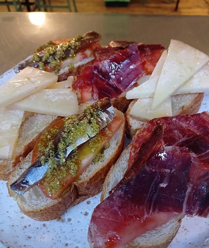 Imagen secundaria 2 - En la propuesta de Abraham no falta la casquería.