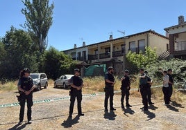Guardias civiles custodian la vivienda donde el pasado 27 de mayo tuvo lugar el crimen.