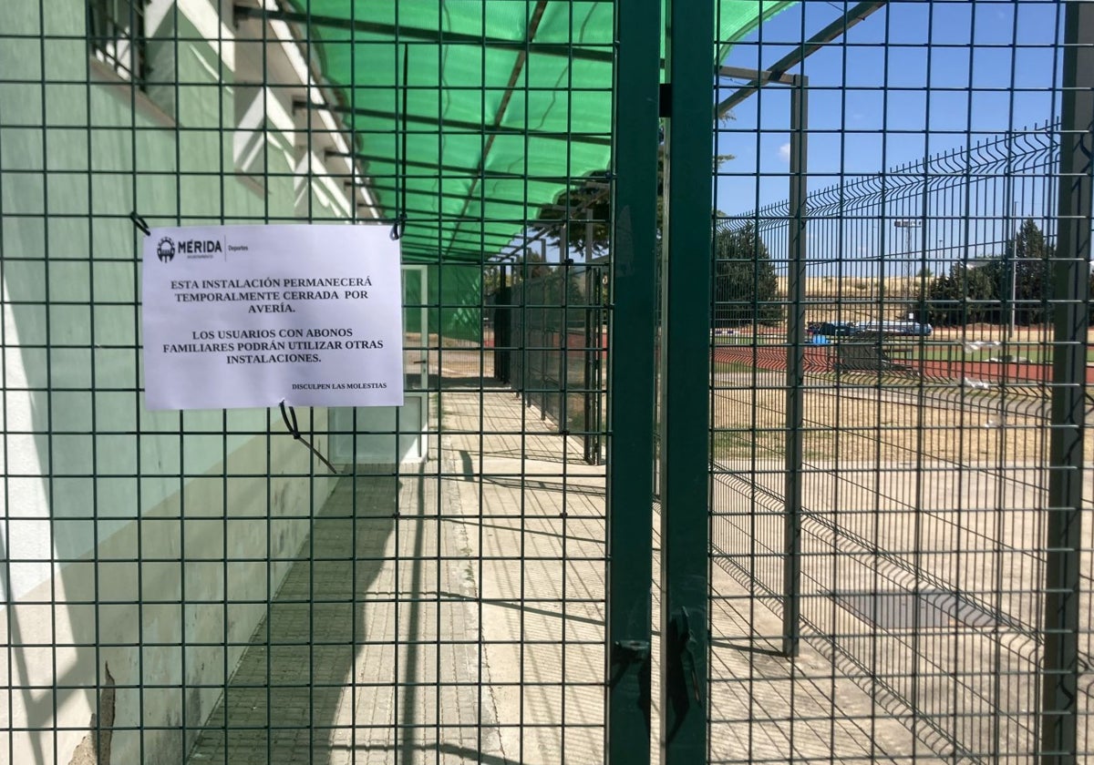 Un cartel avisa en la puerta del cierre de la instalación.