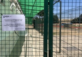 Un cartel avisa en la puerta del cierre de la instalación.
