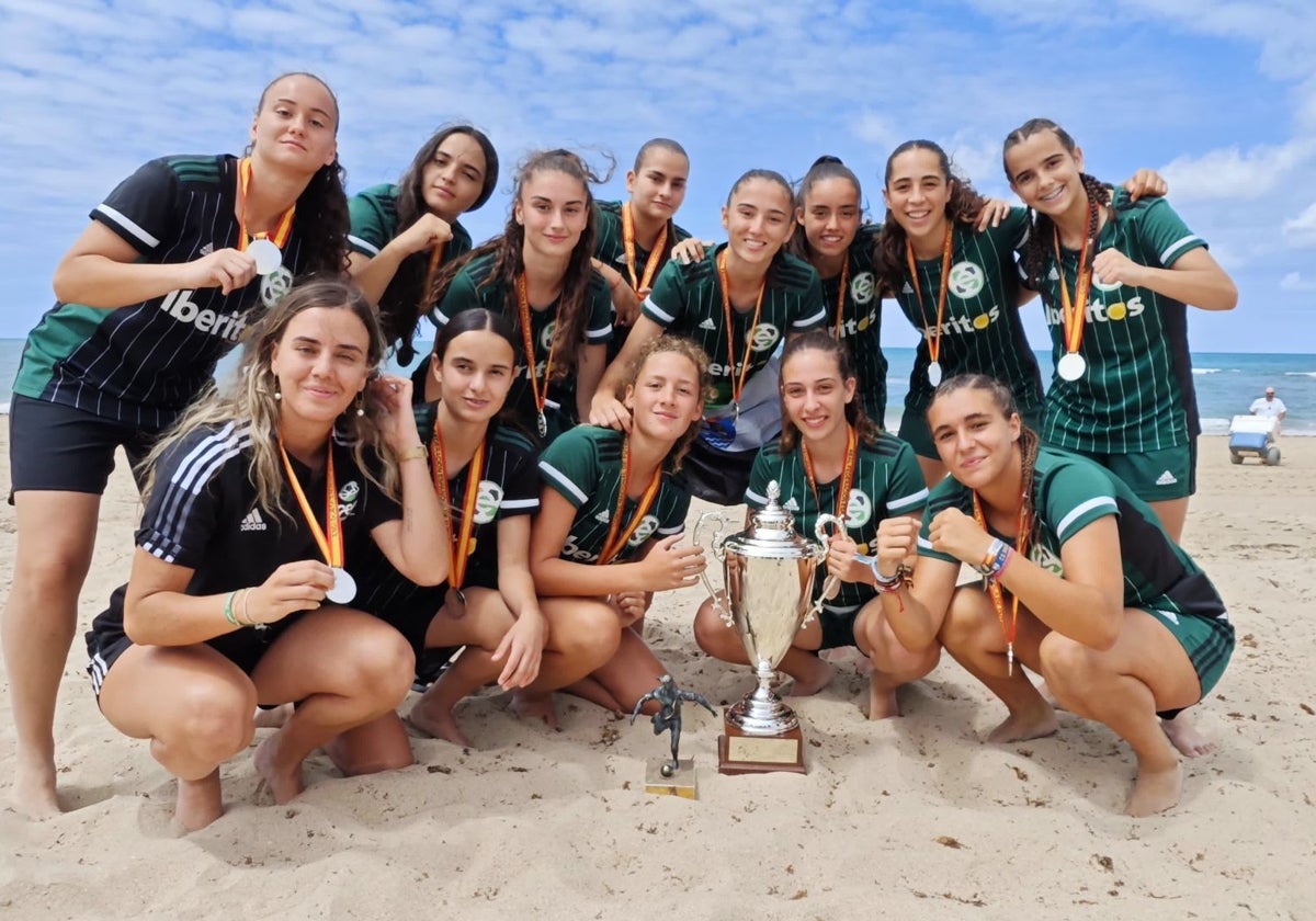 Las extremeñas posan con el trofeo de subcampeonas de España sub-17 en la playa de La Victoria de Cádiz.