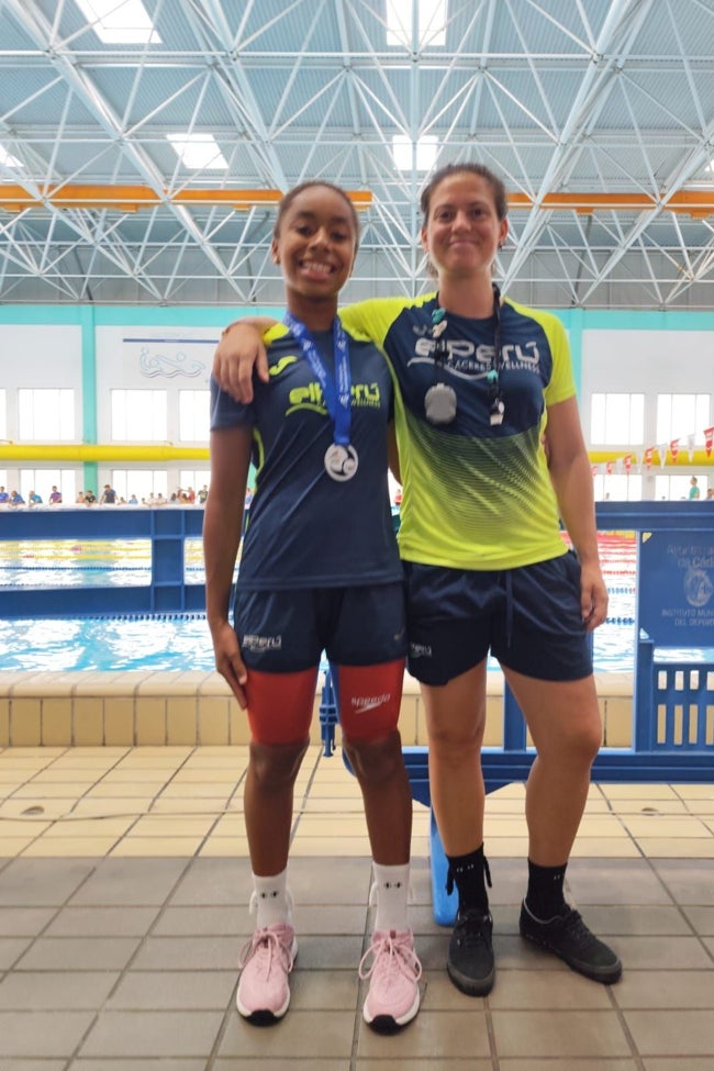 Lara Armilla, subcampeona de España infantil de 50 libres y mejor marca extremeña de edad de 12 años, junto a su entrenadora Diana.