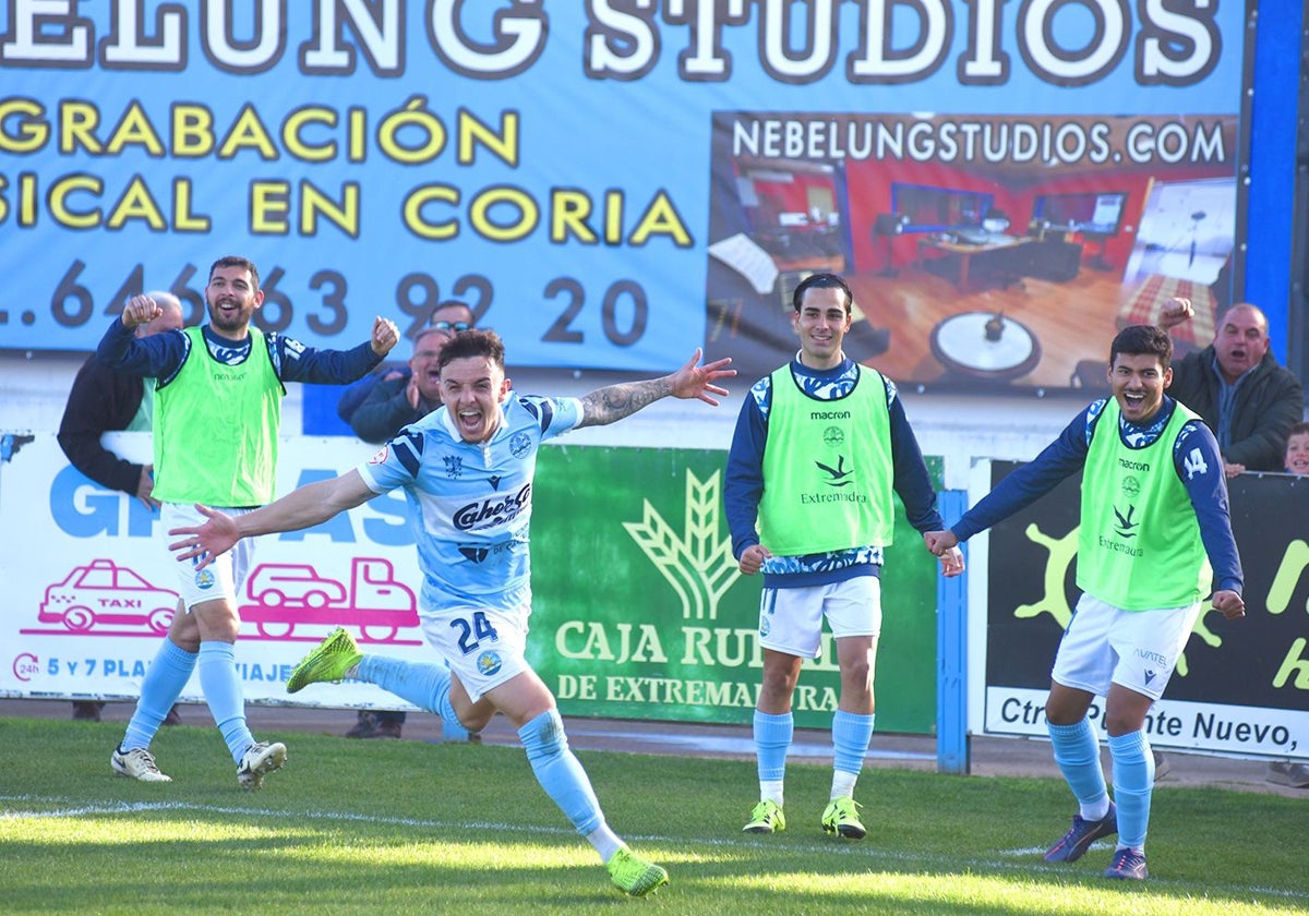 Maffeo celebra un gol con el Coria la pasada temporada.