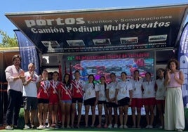 El equipo extremeño femenino en lo más alto del podio del Gran Premio de Valladolid.