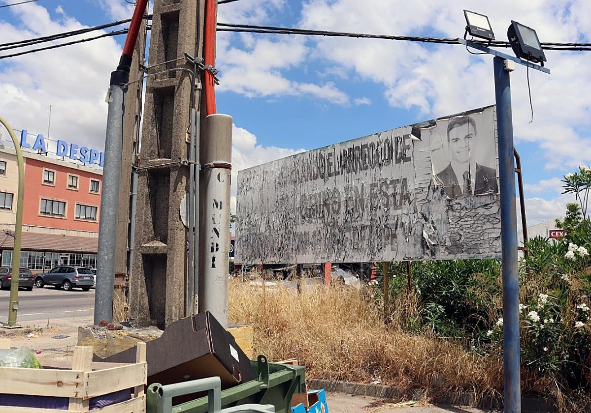 El cartel reclamando a Pedro Sánchez el arreglo de Martín Palomino todavía sigue en pie.
