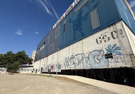 Aspecto actual de la entrada a la plaza Puerto de Béjar, que acogerá el imaginario de Extremoduro.