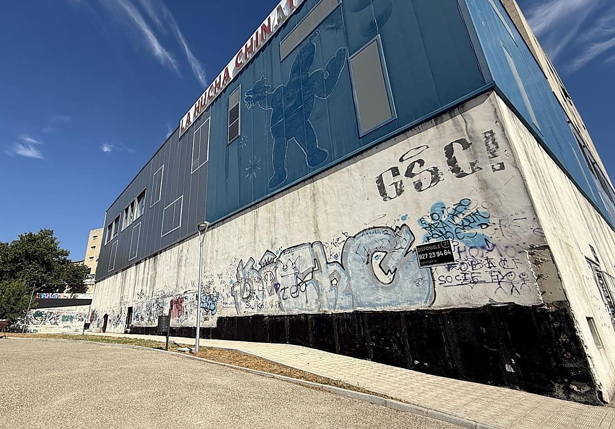 Aspecto actual de la entrada a la plaza Puerto de Béjar, que acogerá el imaginario de Extremoduro.