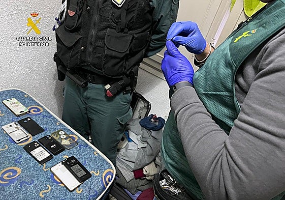 Material intervenido por los agentes.