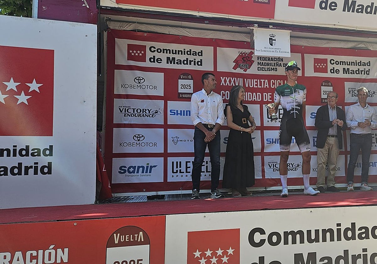 Adrián Benito, en el podio como ganador de la etapa reina con meta en San Lorenzo de El Escorial.