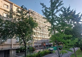 Edificio de los sindicatos en la avenida de Colón, cubierto por un andamio.