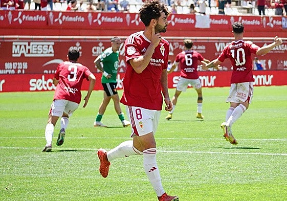 Raúl Sanchís celebra un gol con el Real Murcia.