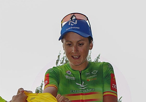 Natalia Fischer se enfunda el maillot amarillo de la Copa de España tras ganar el Desafío Dama Roja en Cantabria.