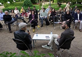 El escritor José Ovejero, en una de las sesiones del club de lectura de 2024 con Miguel Ángel Carmona del Barco.