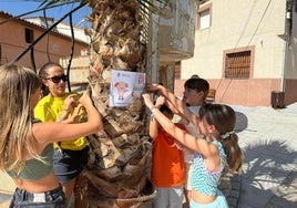 Fijando uno de los carteles.
