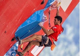 Alberto Ginés en plena acción en la Copa del Miundo de Chamonix.
