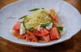 Ensalada veraniega con teja de parmesano