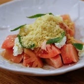 Ensalada veraniega con teja de parmesano