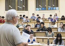 Alumnos antes de empezar la PAU 2025 en Extremadura en el mes de junio.