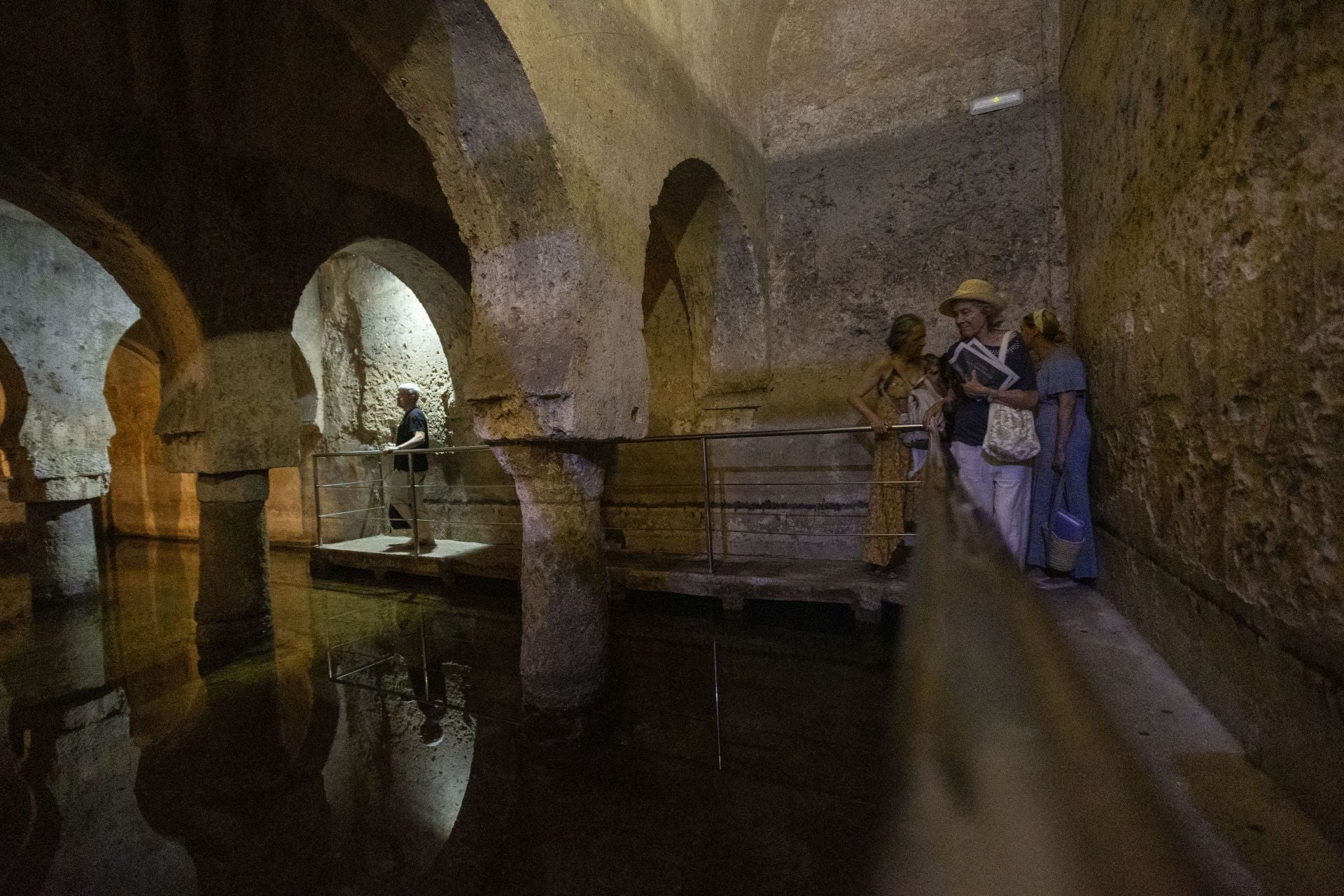 Fotos | Así ha sido la última visita al aljibe almohade de Cáceres hasta al menos dentro de dos años