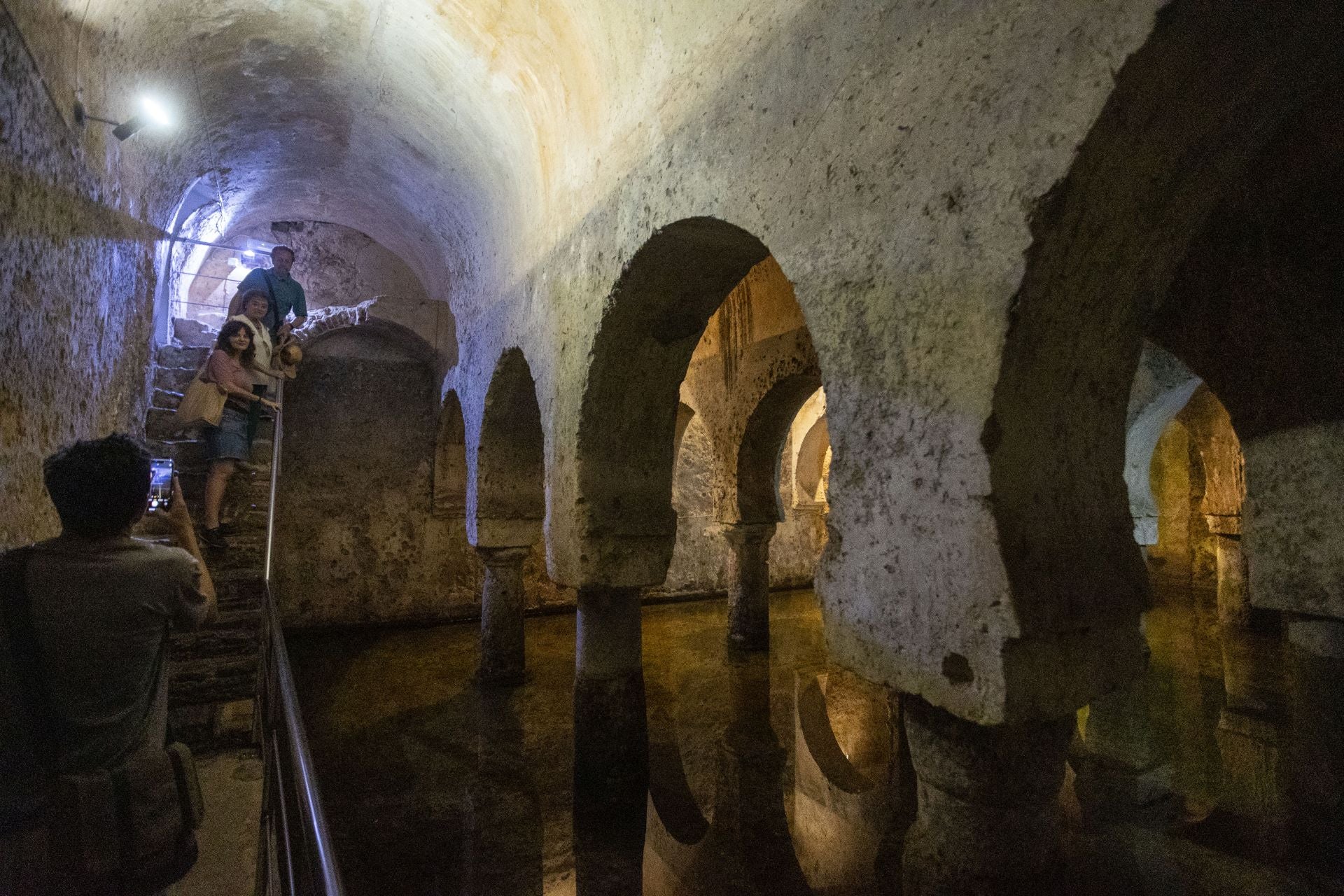 Fotos | Así ha sido la última visita al aljibe almohade de Cáceres hasta al menos dentro de dos años