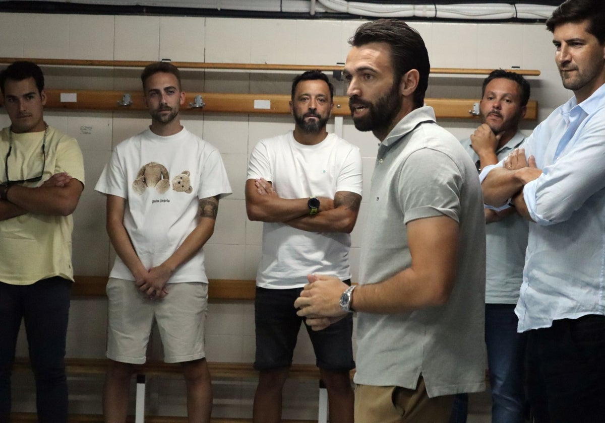 Fran Beltrán se dirige al equipo con su cuerpo técnico de fondo.