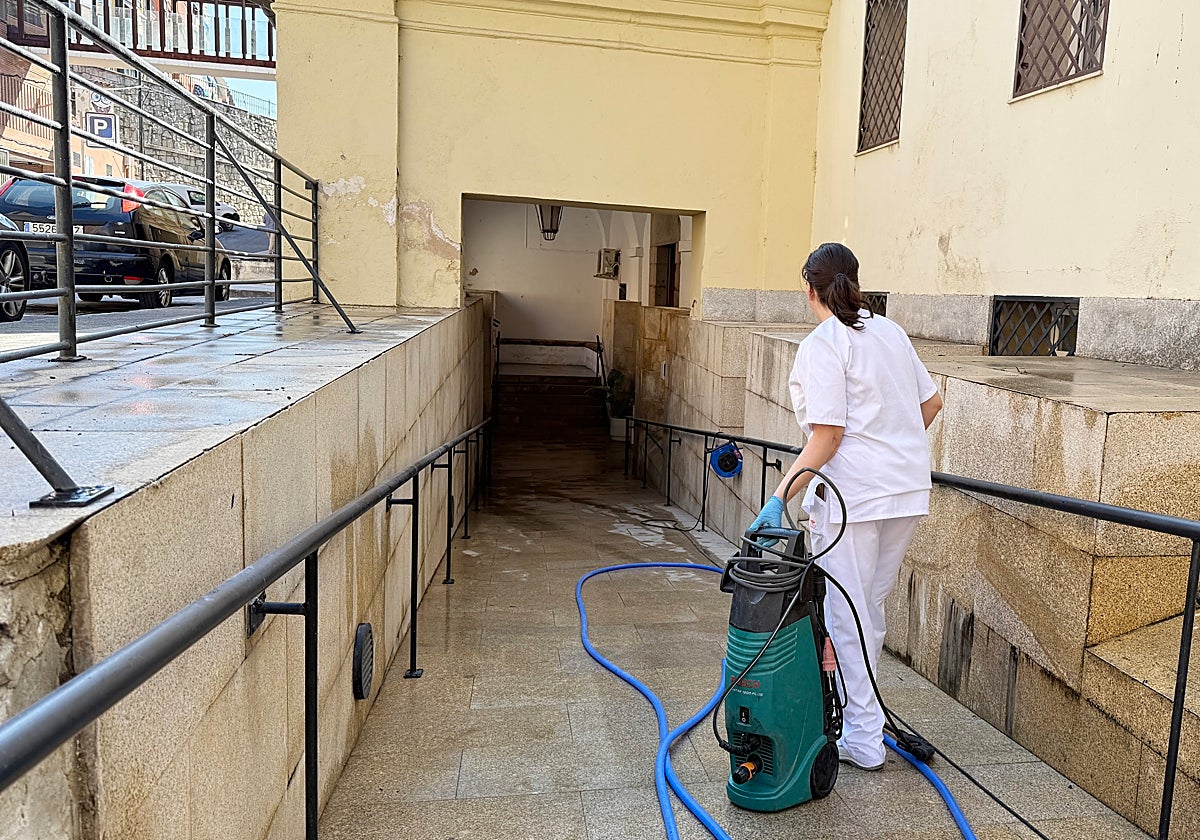 Tres jóvenes vaciaron un extintor en San Francisco y escribieron insultos a los residentes.