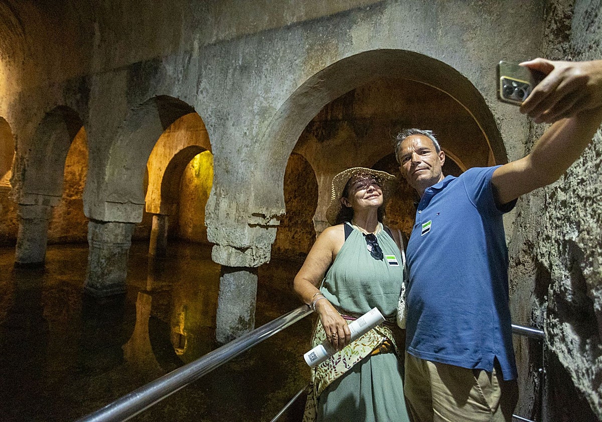 Sonia Cipriano y José Antonio Hernando, turistas madrileños que han visitado este martes el aljibe almohade de Cáceres.