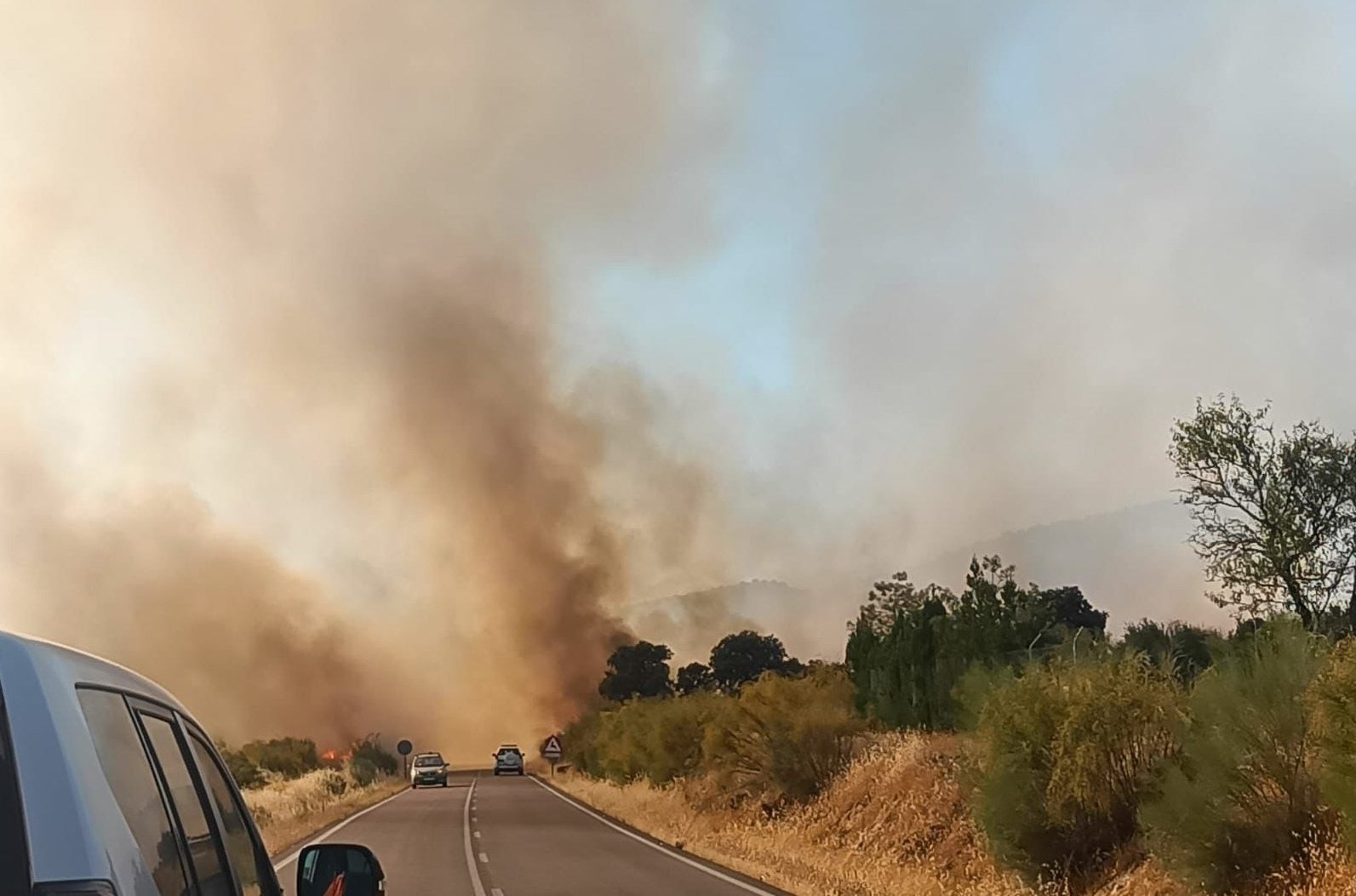 El humo del incendio afectaba a una carretera al estar las llamas junto a la vía..