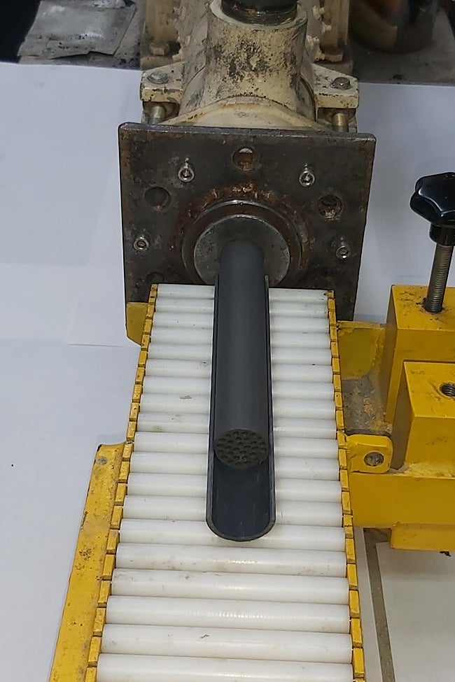 Extrusión de un filtro tubular alveolar.