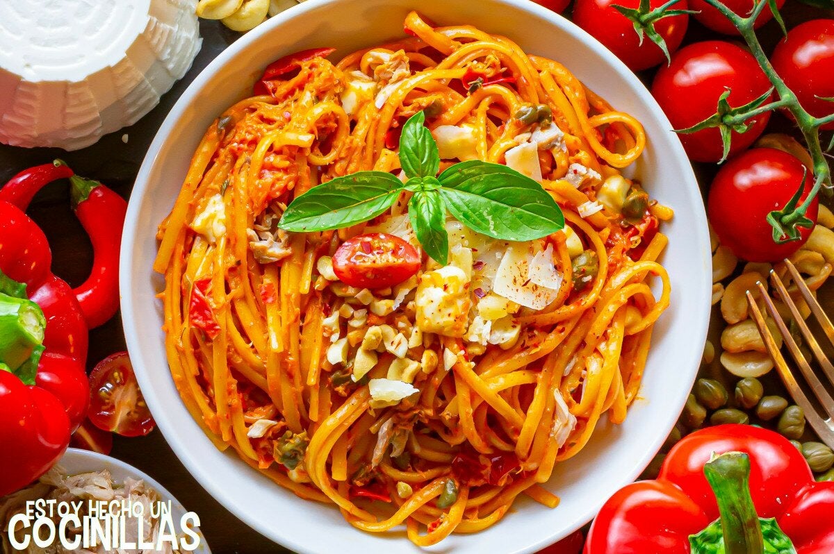 Pasta al pesto de pimientos y atún