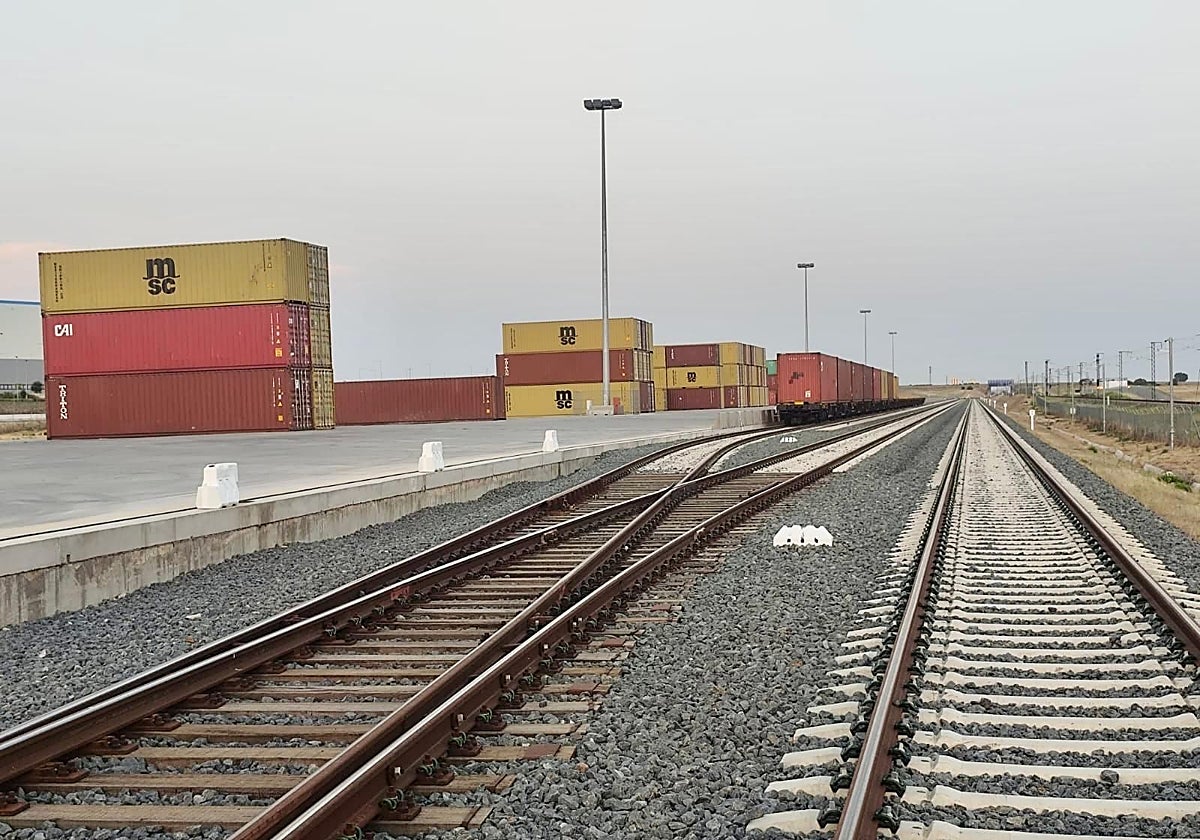 Contenedores junto a las vías del tren.