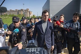 David Sánchez, rodeado de periodistas y policías al salir de la segunda declaración ante el juzgado.