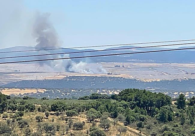 El humo del incendio en la planta solar era visible desde varios kilómetros.