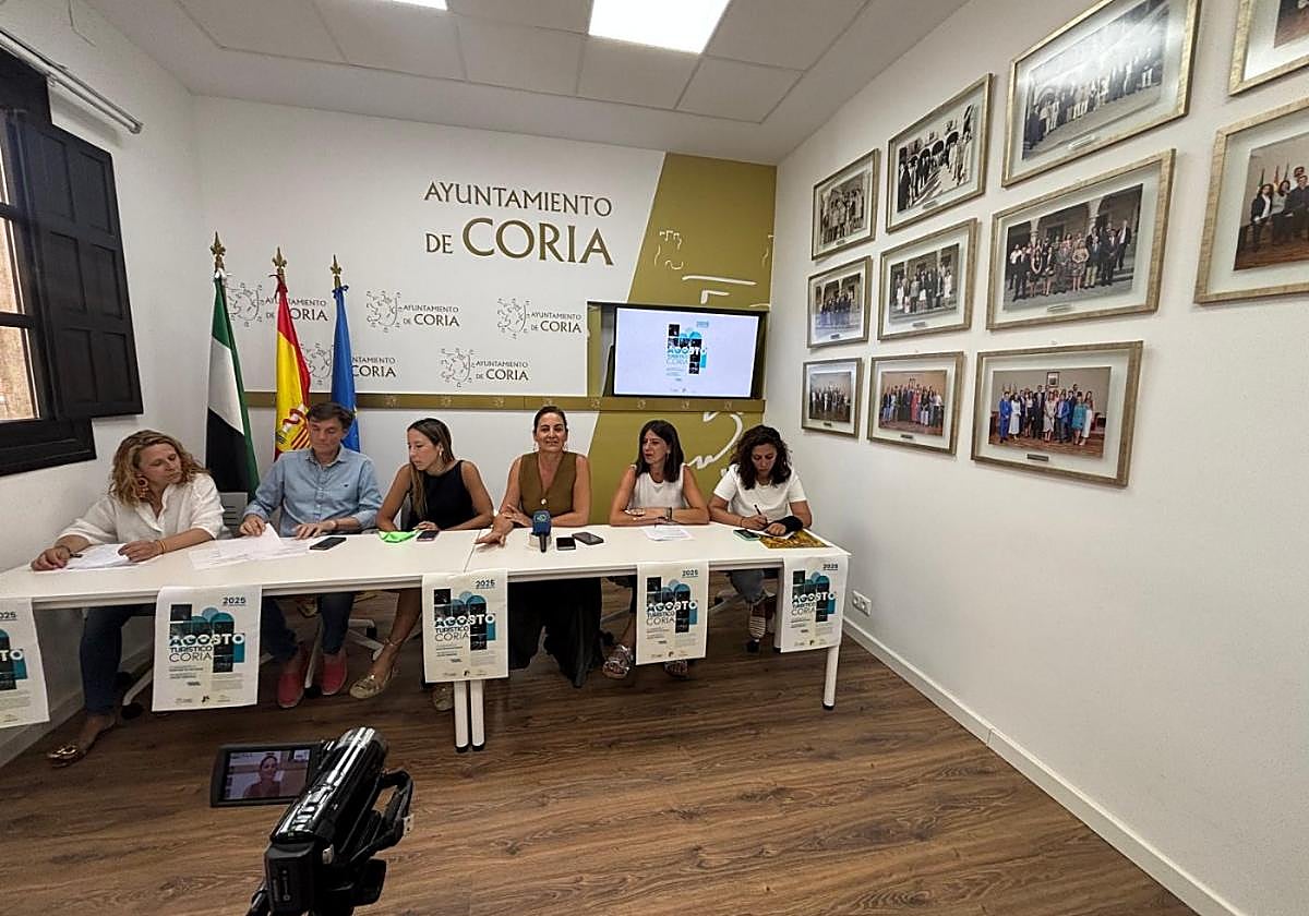 La alcaldesa y concejales durante la presentación de la programación.